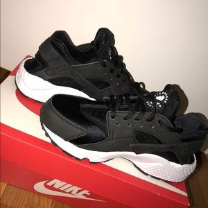 Women's Air Huaraches Size 8